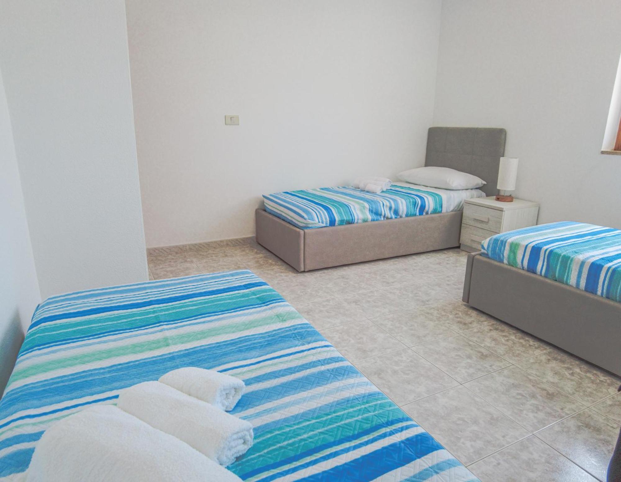 Budget Beds ألغيرو المظهر الخارجي الصورة
