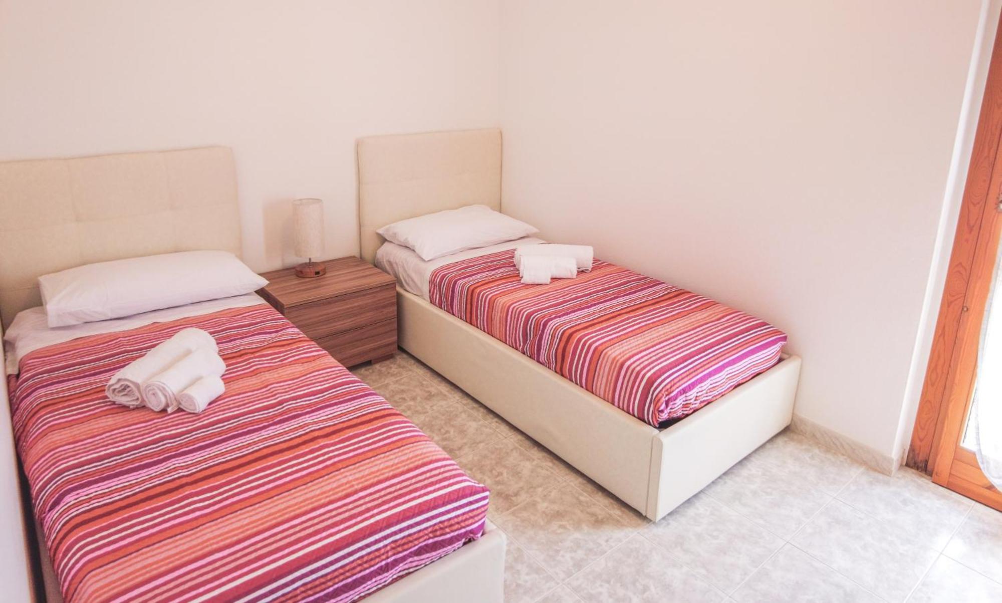 Budget Beds ألغيرو المظهر الخارجي الصورة